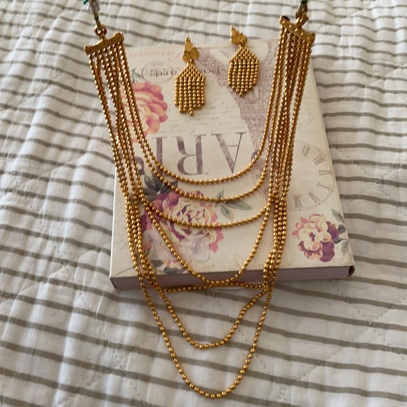 Gold necklace & earrings set - Picture 8 of 12